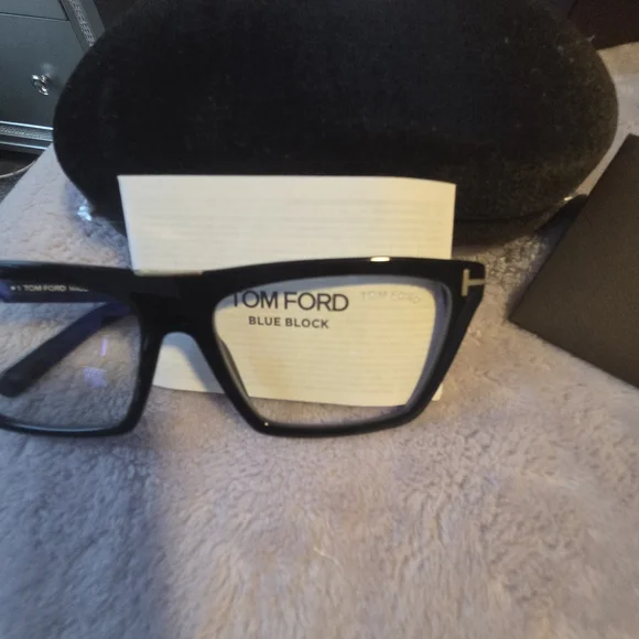 Black Cat-Eye Glasses with Case - Picture 2 of 7